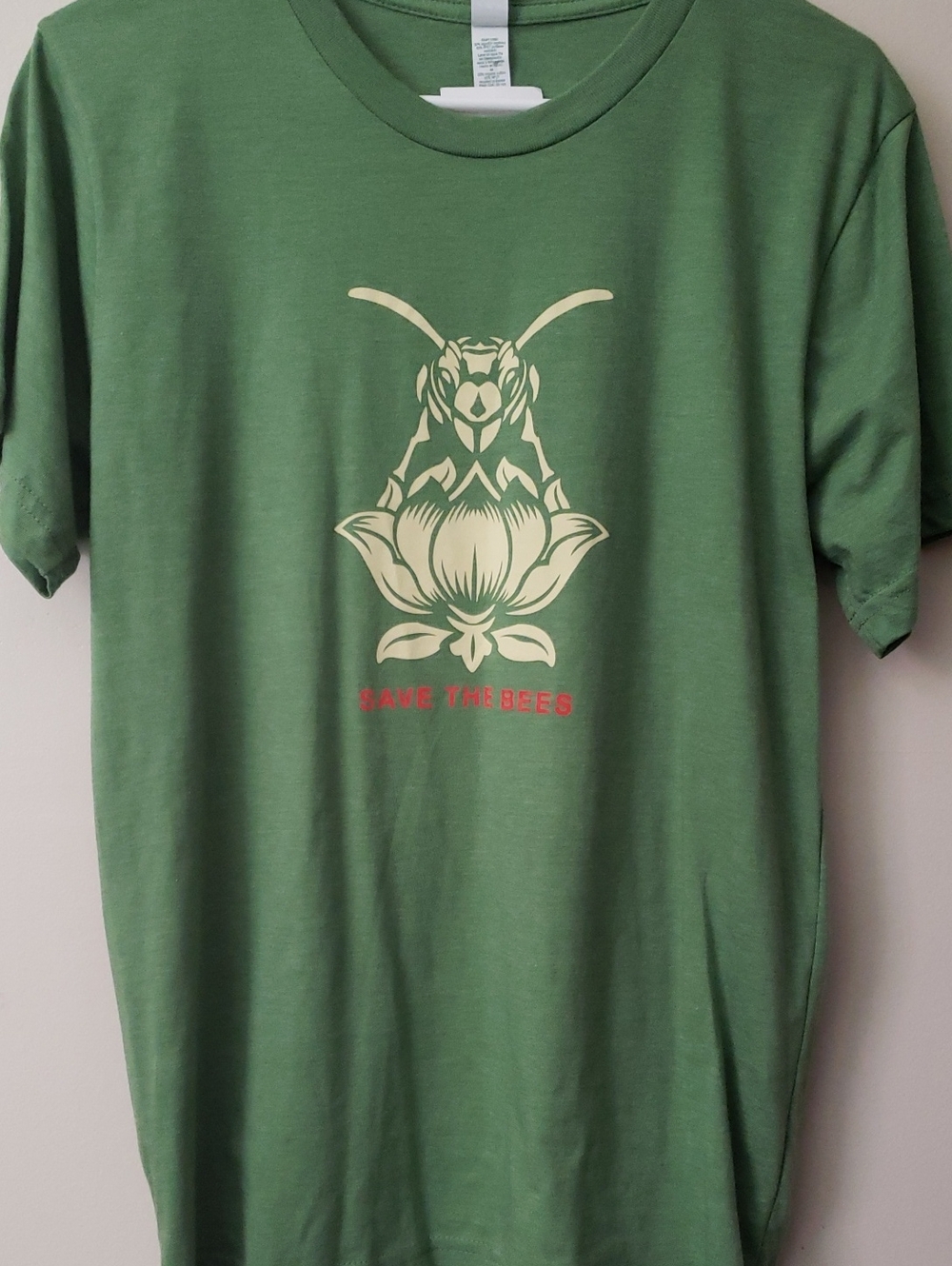 NWT Save The Bees Graphic T‑Shirt - Green M